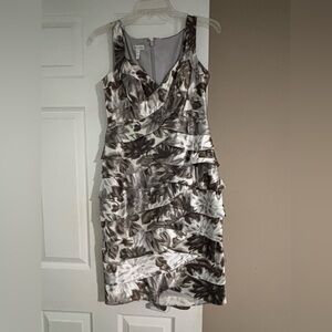 Layered style dress
Cream and brown
Size 4